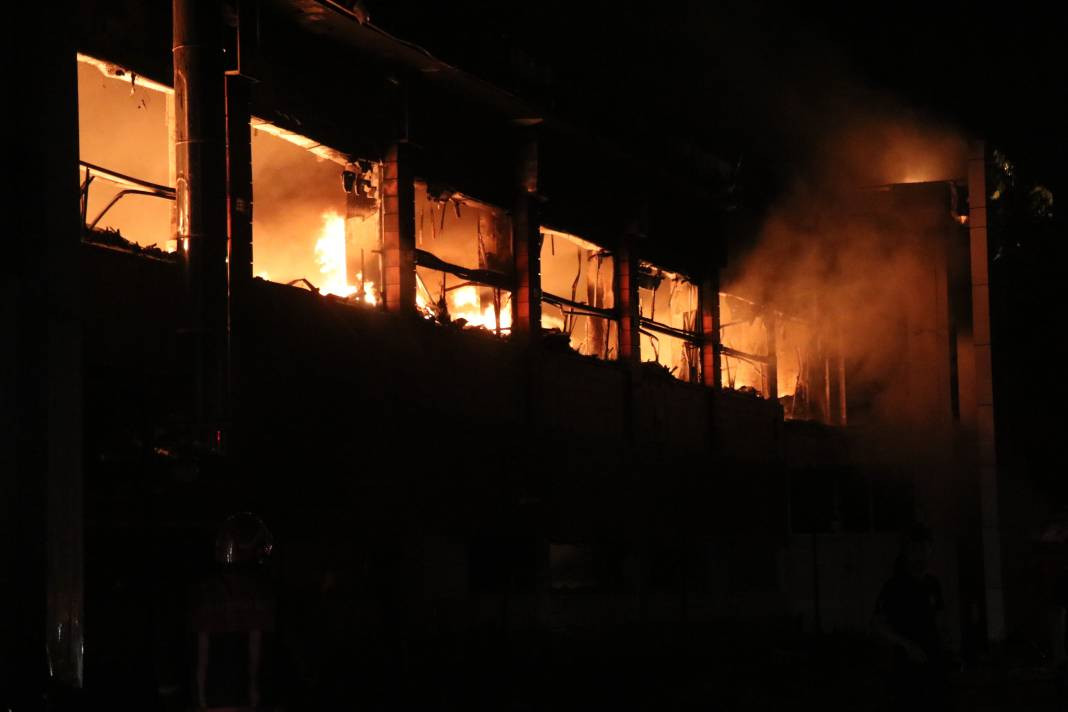 Sakarya’da kozmetik fabrikasında yangın - Resim: 15